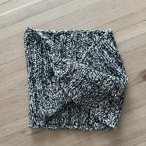 GAP knitted circle scarf Black and White